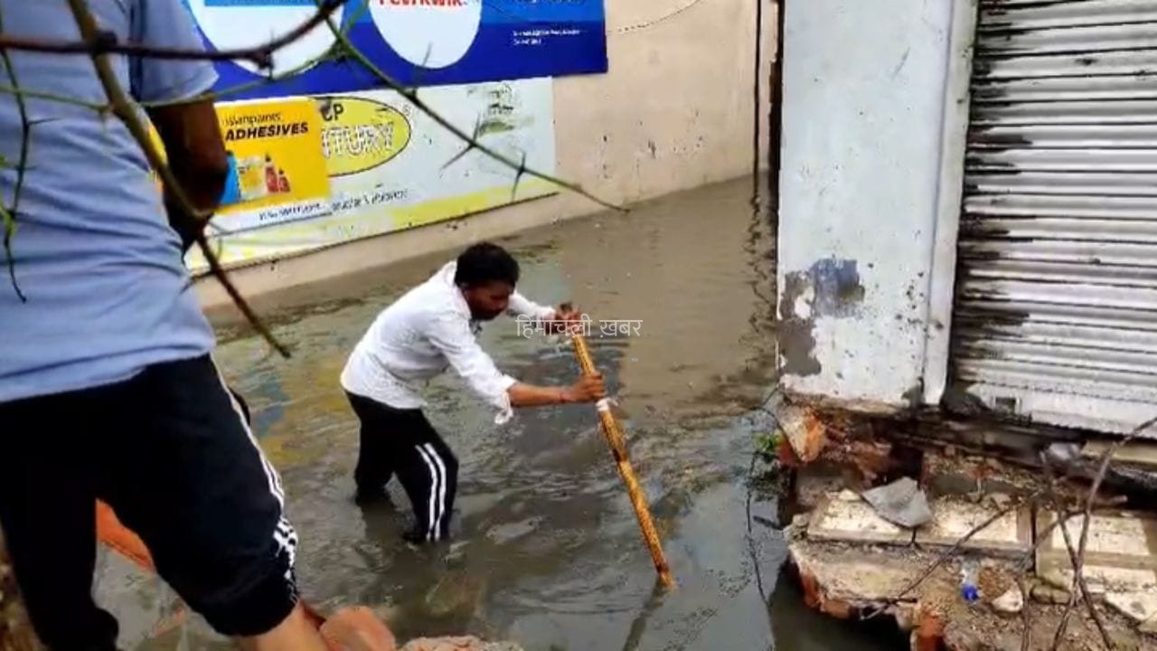 Bulandshahr News: बुलंदशहर में बारिश बनी काल, स्कूल से लौट रही छात्रा खुले नाले में बही; रेस्क्यू जारी​