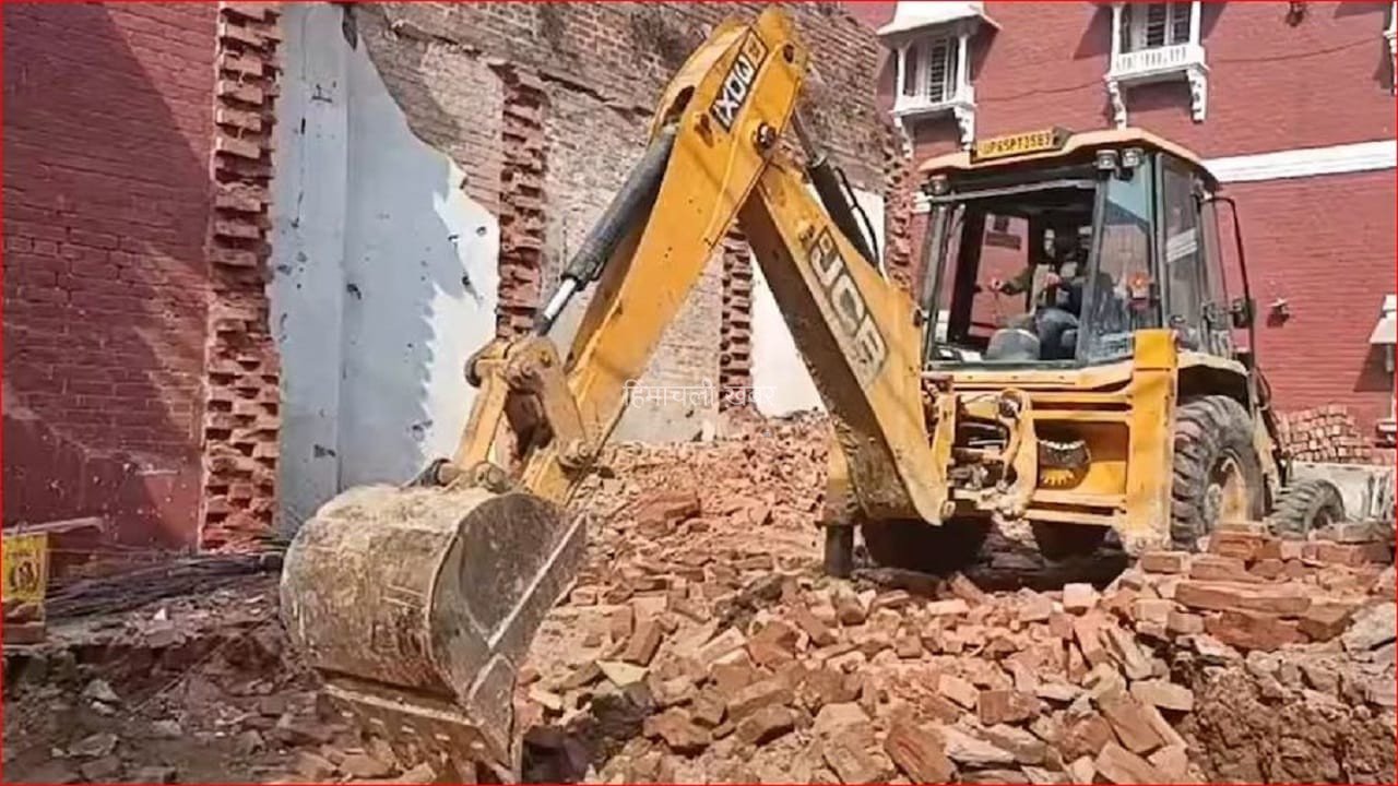 लखनऊ अग्निकांड के 32 दिन बाद कार्रवाई, 15 बच्चों की मौत वाली इमारत पर चला LDA का बुलडोजर​