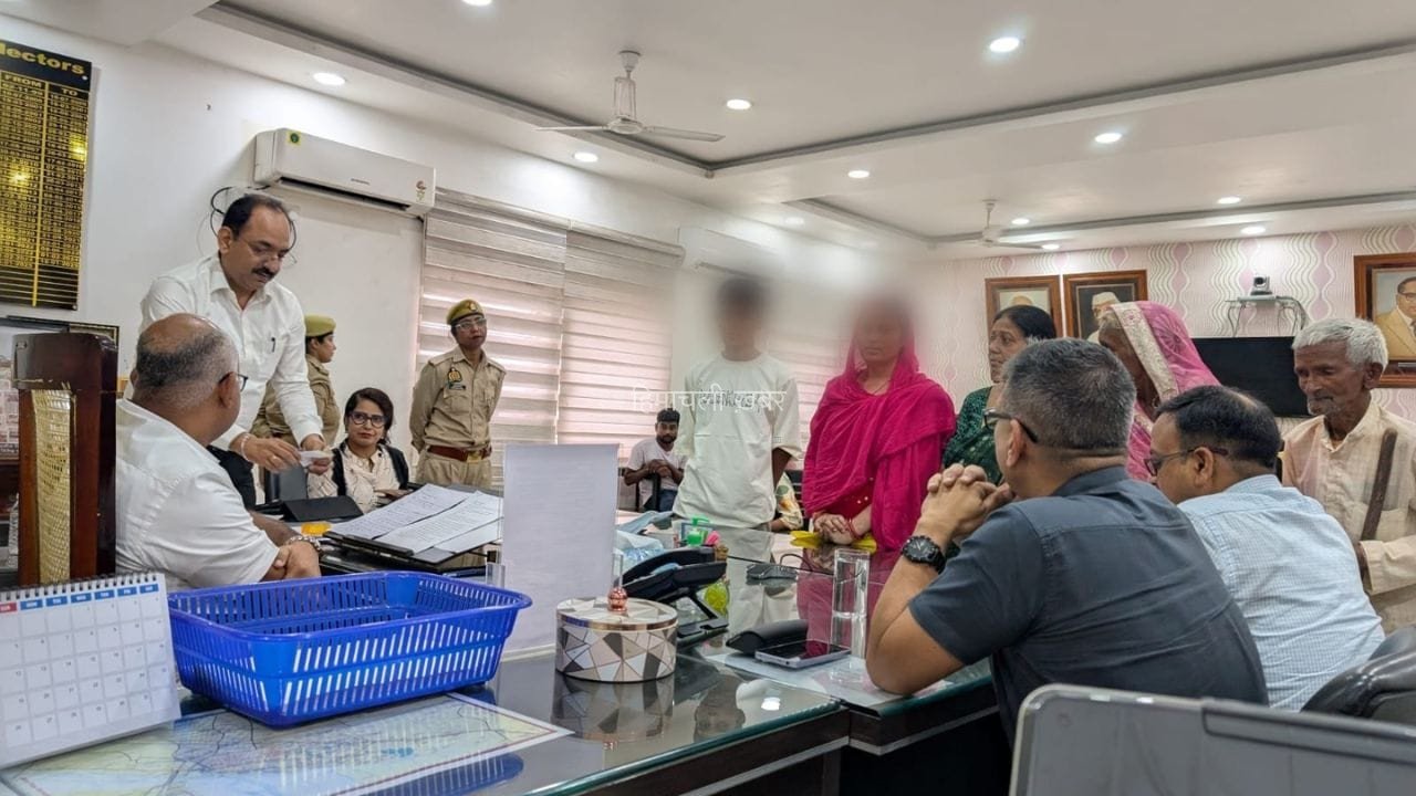 नहीं कटवाए बाल तो स्कूल से कट गया नाम… डीएम से बोला परिवार- कटवा लेंगे, एडमिशन करवा दीजिए