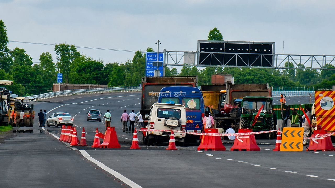 17 दिन में दूसरी बार धंसा लखनऊ-कानपुर एक्सप्रेस-वे, पहली बारिश में खुली निर्माण की पोल! 4200 करोड़ की लागत से बना था​