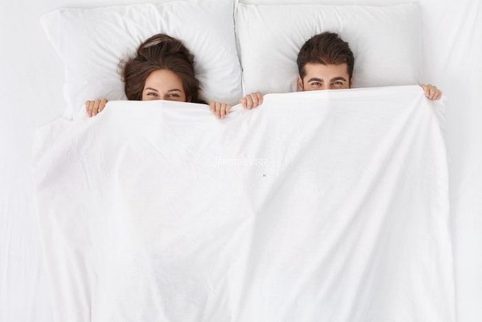 रात में नग्न अवस्था में सोना सेहत के लिए अच्छा है या बुरा? सच्चाई जान दिमाग हिल जाएगा