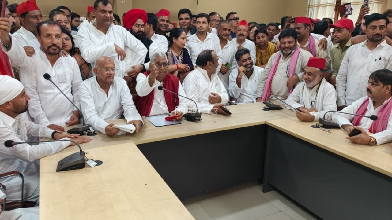 उत्तर प्रदेश के रामपुर में गरमाई सियासत… जौहर यूनिवर्सिटी बचाने के लिए सपा का शक्ति प्रदर्शन, DM को सौंपा ज्ञापन​