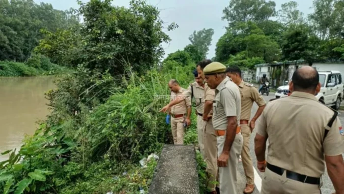 चलती कार में मां का गला रेतकर बेटी ने प्रेमी संग रची खौफनाक साजिश! हत्या के बाद शव को नहर में फेंका, पूरी कहानी सामने आई तो पुलिस भी रह गई हैरान