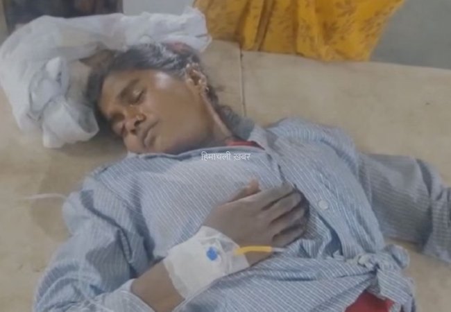 एक चाची ऐसी भी: दरांती लेकर मगरमच्छ से भिड़ गई चाची, भतीजी को मगरमच्छ के जबड़े से खींचकर बचाया​​​