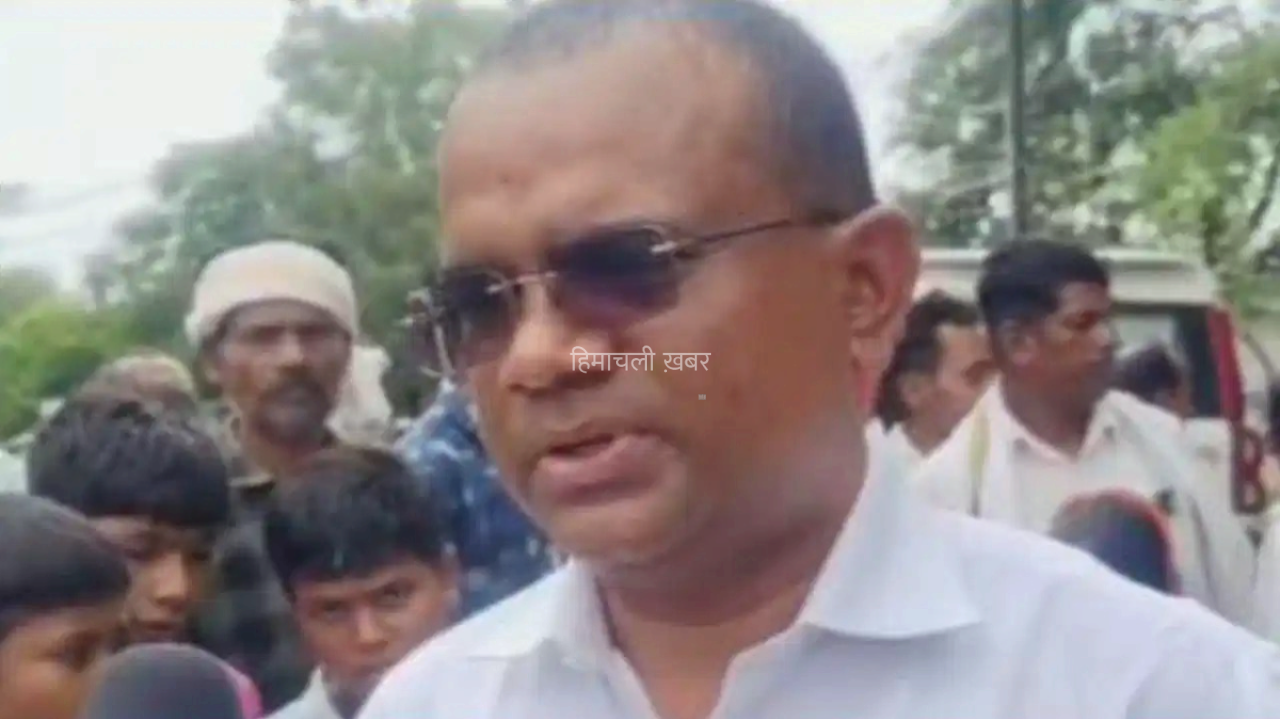 ​​​प्रिंसिपल और लेडी टीचर​​ अकेले में बंद कमरे में…’ छिंदवाड़ा में आदिवासी छात्रों का फूटा गुस्सा, 100 किमी दूर कलेक्ट्रेट पहुंचकर खोली पोल​​​​