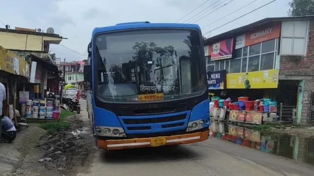 गजब की लापरवाही! कांगड़ा में एक घंटे स्टार्ट खड़ी रही HRTC बस, रूट पर निकलते ही हो गई खराब