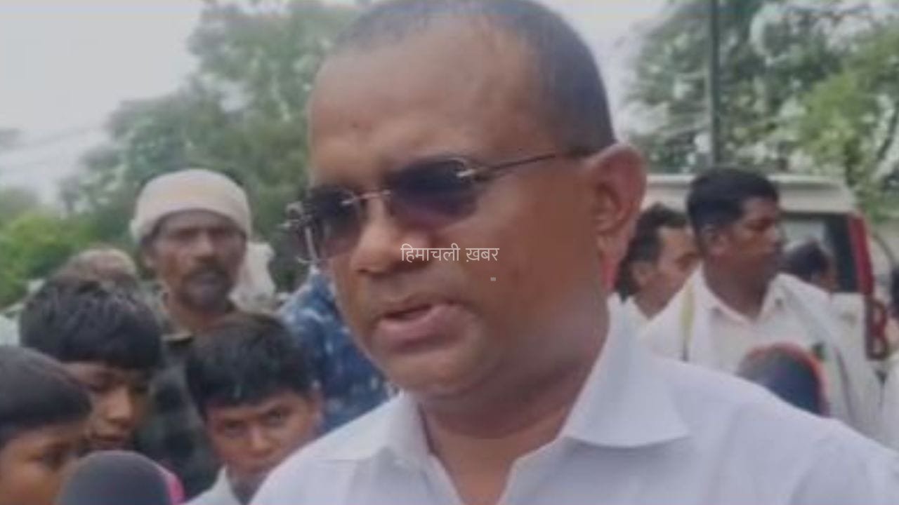 ‘प्रिंसिपल और लेडी टीचर अकेले में…’, कलेक्ट्रेट पहुंचे आदिवासी छात्र, सुनाई स्कूल के बंद कमरे की कहानी
