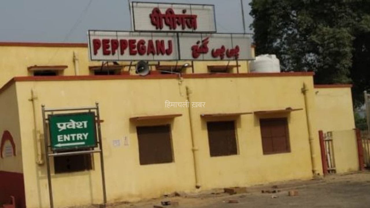 गोरखपुर में चलती ट्रेन से हुई ‘नोटों की बारिश’, पटरियों पर बिखरी नकदी… मची लूट​