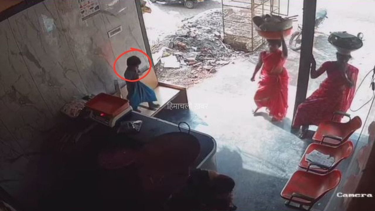 4 साल के मासूम से कराई दानपेटी चोरी… महिलाओं ने घेरा बनाया, बच्चे ने बैग में डाला गल्ला, CCTV में कैद हुई वारदात