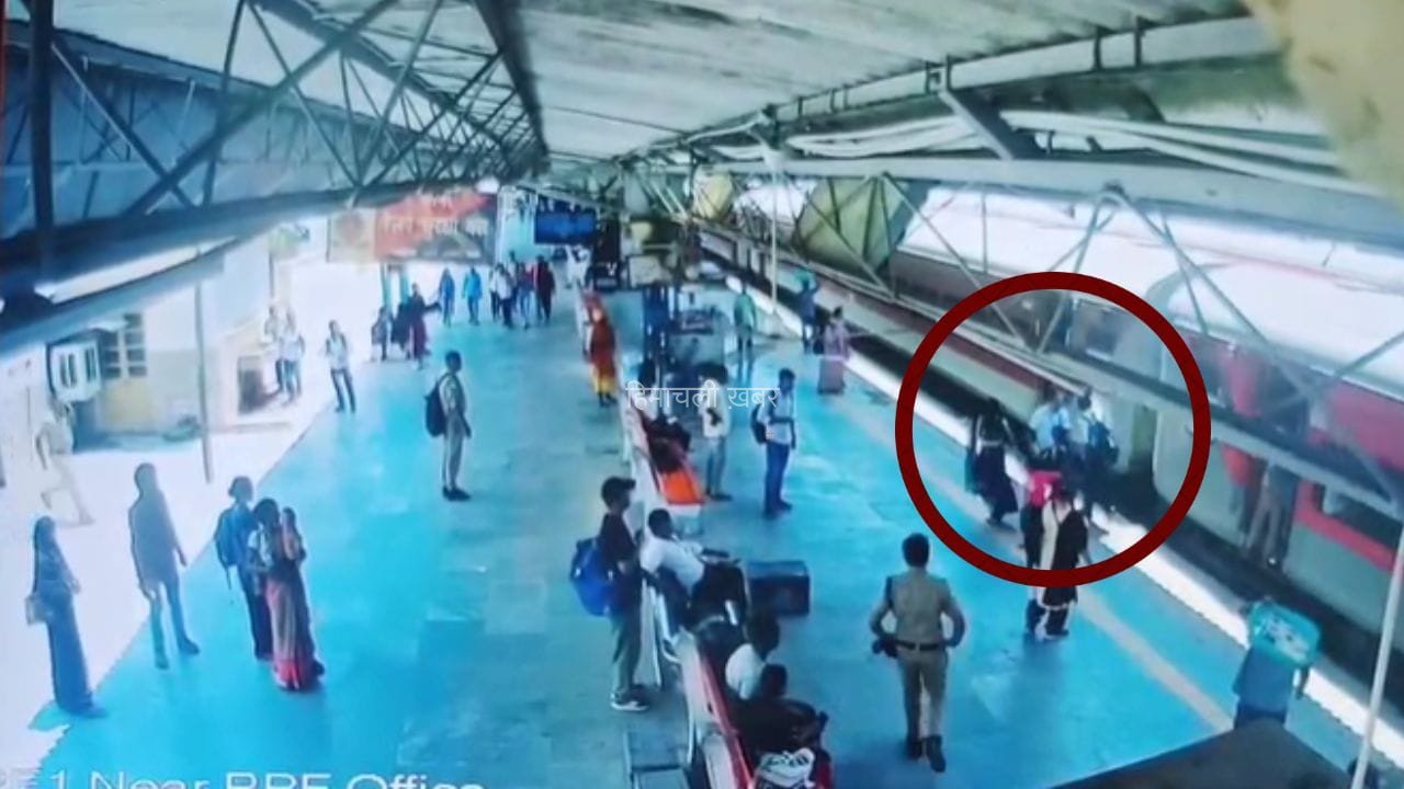 TTE की चेकिंग से घबराया परिवार, चलती ट्रेन से कूदने लगे 7 लोग; बाल-बाल बची मासूम​