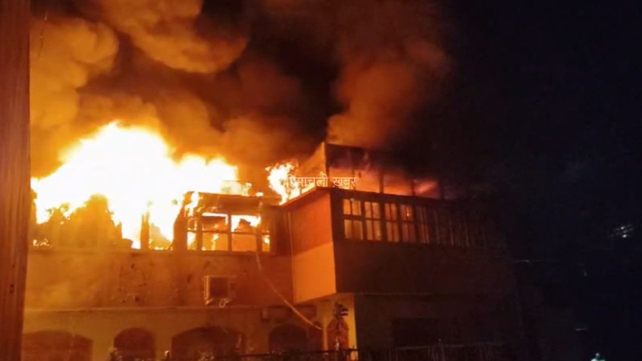 Bijnor News: धामपुर के राम मंदिर में लगी भीषण आग, लपटें देख दौड़े लोग; फायर ब्रिगेड की देरी पर भड़के​