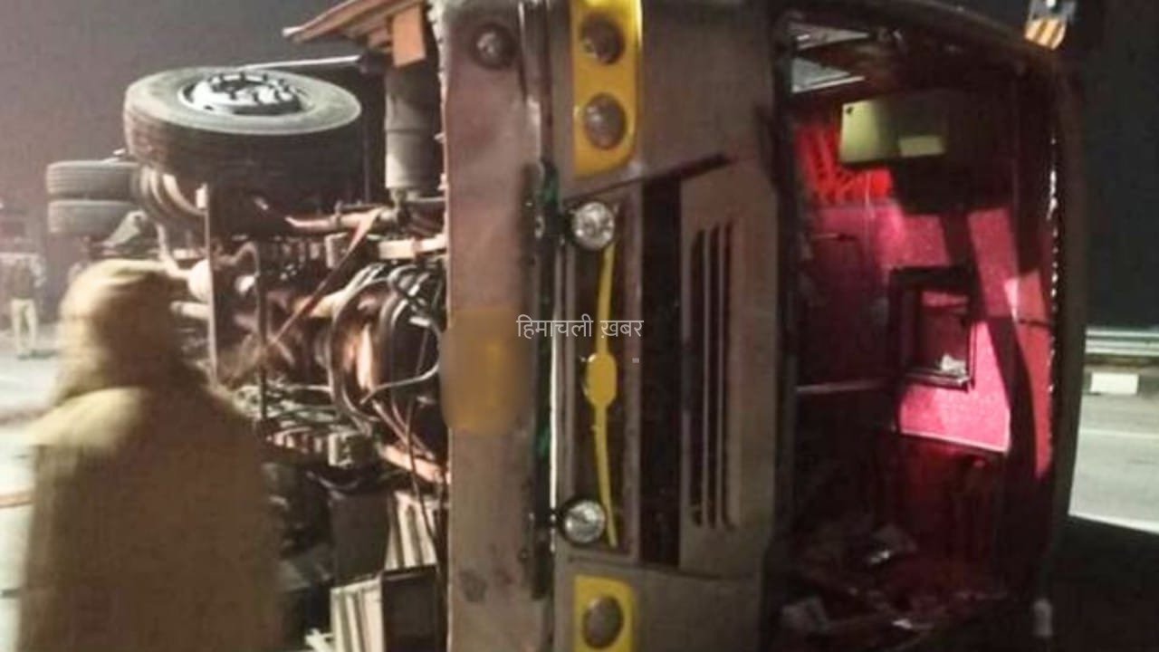 ग्रेटर नोएडा में अनियंत्रित होकर पलटी प्राइवेट कंपनी की बस, 14 लोग घायल, बाल-बाल बचे​