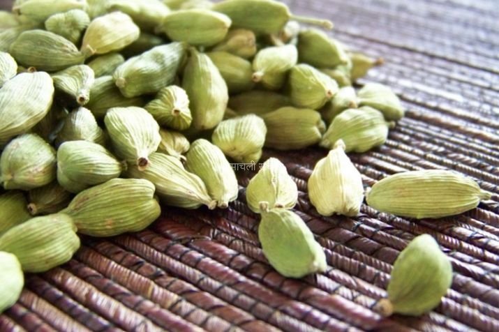 रात के वक्त सिर्फ 2 इलायची और फिर देखें कमाल, 5 दिन के अंदर दिखेगा फायदा​​​
