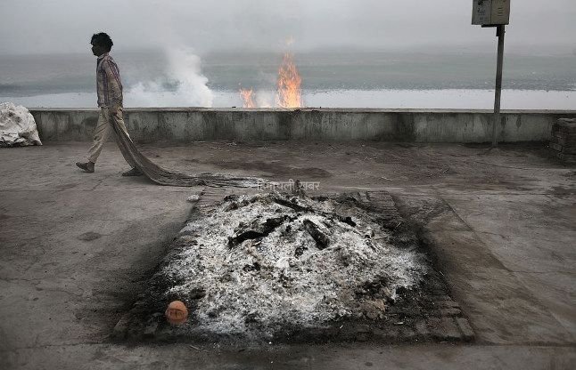 श्मशान घाट के पास से गुजरते समय लोग अक्सर कर देते हैं ये बड़ी गलतियां, इन बातों का ध्यान न रखने पर बढ़ सकती हैं परेशानियां​​​