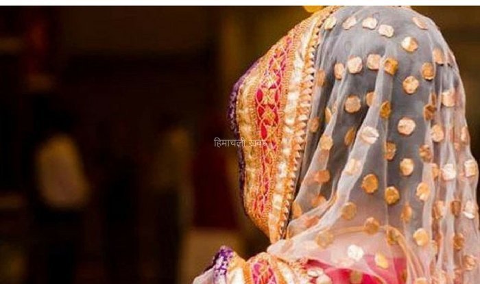 दुल्हन की मुँह दिखाई रस्म में पहुंची एक महिला ने कही ऐसी बात कि चलने लगे लात और घूंसे, मामला जान माथा पीट लेंगे आप​​​