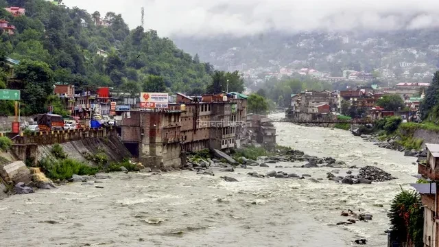 128 सड़कें बंद, 18 ट्रांसफार्मर और 52 पेयजल योजनाएं बाधित… हिमाचल में मानसून ने बरपाया कहर