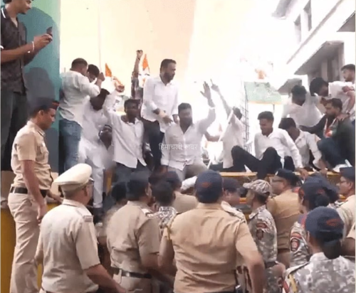नागपुर में गडकरी के घर का घेराव करने पहुंचे कांग्रेसी,पुलिस ने हिरासत में लिया