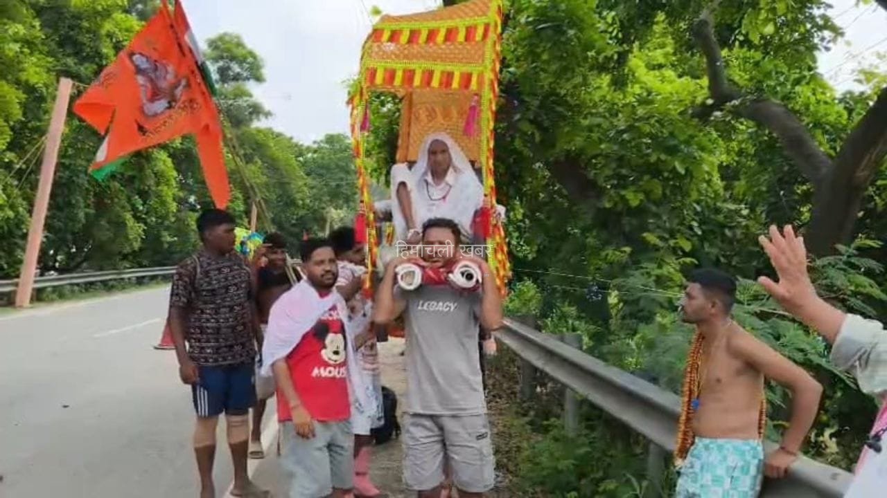 Kanwar Yatra 2026: 300 KM दूरी, 100 साल की दादी… कंधों पर बैठाकर अनोखी कांवड़ यात्रा लेकर निकले नाती-पोते