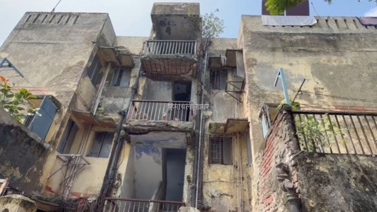 नोएडा में 128 जर्जर फ्लैट्स पर अथॉरिटी का एक्शन, परिवारों को खाली करने का नोटिस​