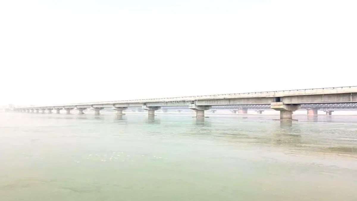 ​​​‘चप्पल गिर गई है,​​ बाइक रोको’… पति जैसे ही उतरा, महिला ने उठाया खौफनाक कदम! बालावाली गंगा पुल से छलांग लगाने के बाद तेज धार में तलाश जारी​​​​