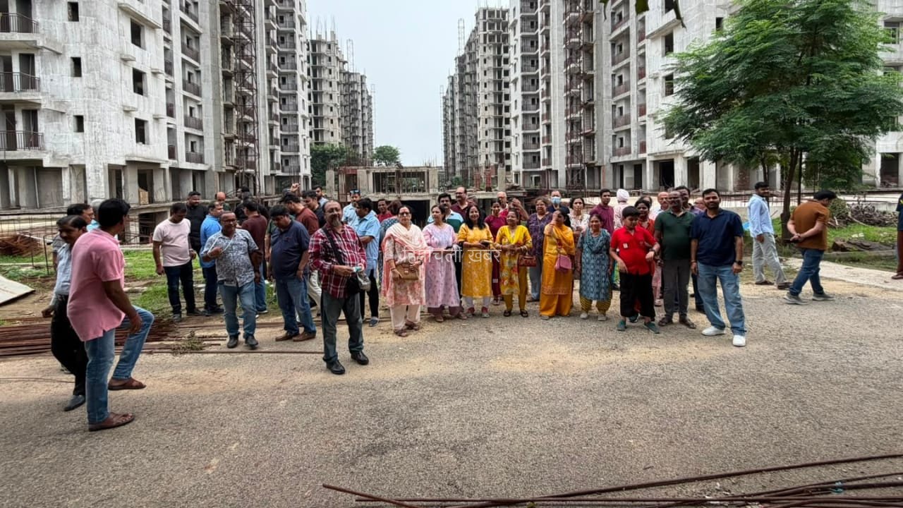 2013 में बुक किया था घर, 13 साल बाद भी नहीं मिला कब्जा, गाजियाबाद में प्रदर्शन​