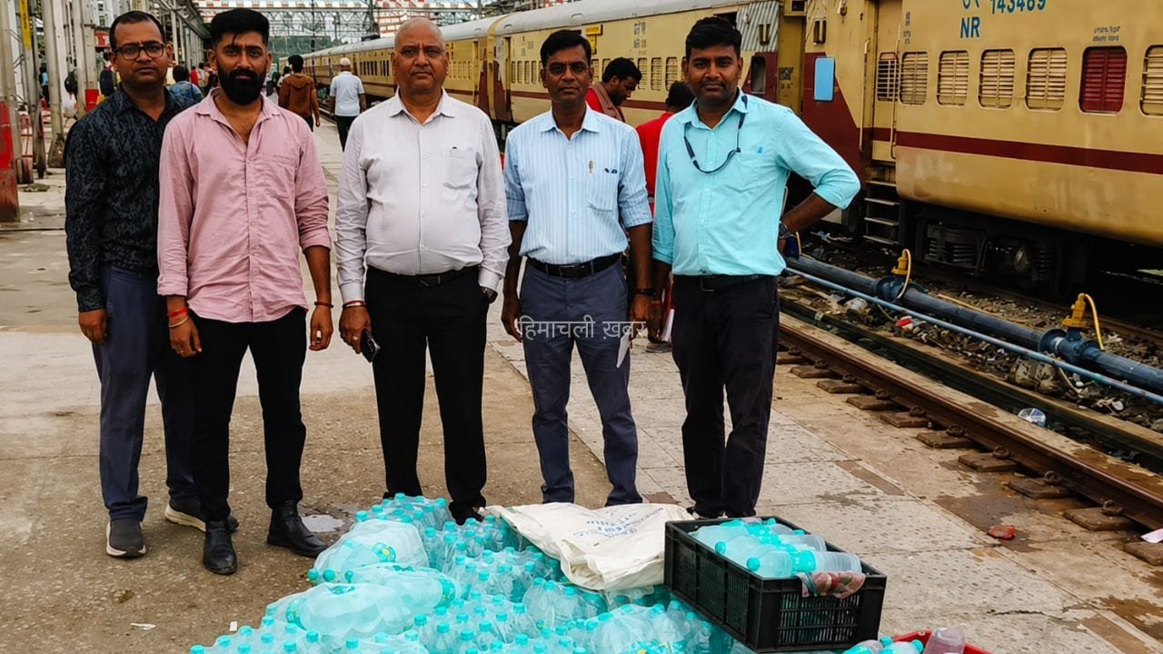 रेलवे का एक्शन… ट्रेनों से 8 हजार ऐसी पानी की बोतलें और आइसक्रीम जब्त, जिन्हें बेचने की नहीं थी इजाजत!​