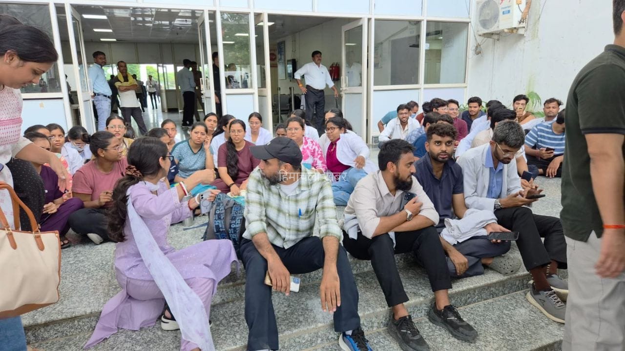 ‘महिला हॉस्टल में पुरुष गार्डों से चेकिंग’… फिरोजाबाद मेडिकल कॉलेज में MBBS छात्रों का हंगामा