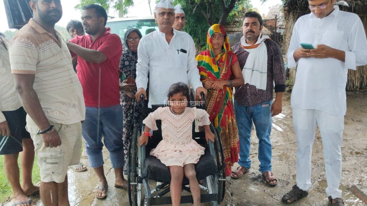 UP: बलिया की बिटिया को मिला व्हीलचेयर, एक पांव से 400 मीटर दूर स्कूल जाने को थी मजबूर​