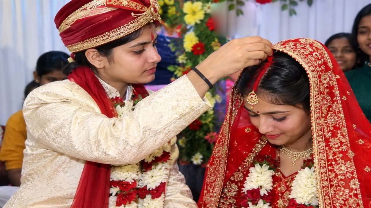 अजब प्रेम की​​ गज़ब दास्तान,​​ 17 साल की दो किशोरियों ने रचाई शादी; लड़के का भेष बदलकर भरी मांग​​
