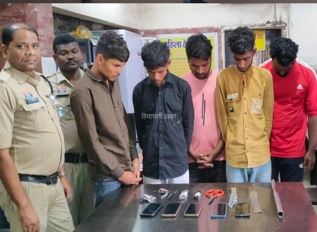 ​​Raipur News: ज्वेलर्स शॉप में थी डकैती की योजना, कामयाब होते उससे पहले ही पुलिस ने धार दबोचा, धारदार हथियार जब्त…