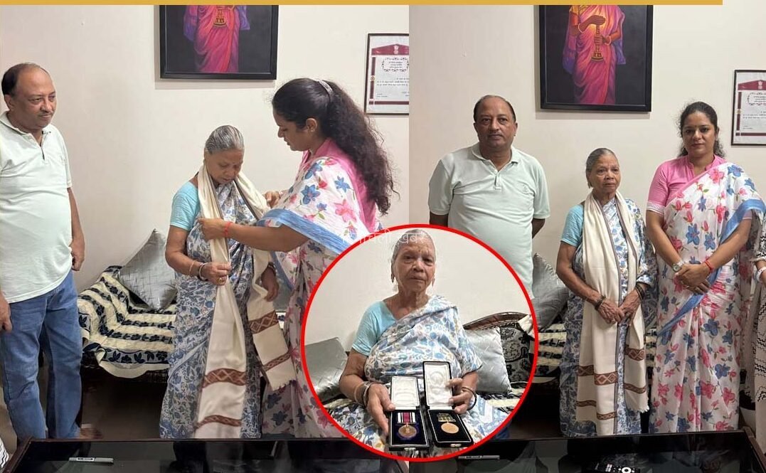 ​​वापस ले लो शौर्य चक्र… दफ्तरों के चक्कर काट रही शहीद की बुजुर्ग मां; 22 साल से है वादे पूरे होने का इंतजार
