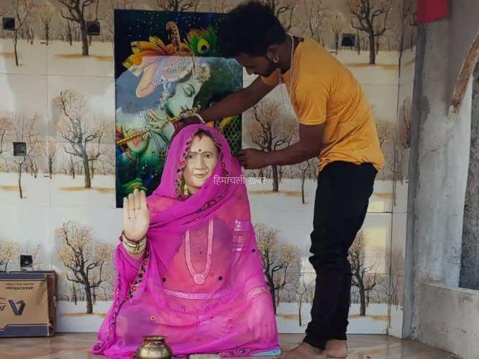 ​​मौत के बाद पत्नी साथ रहे इसलिए पति ने बनवा दिया उसका मंदिर, रोज पहनाता है साड़ी. खिलाता है खाना​​​​