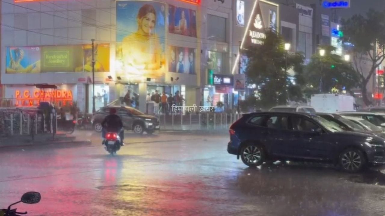 Noida Rain: नोएडा में झमाझम बारिश, गर्मी-उमस से मिली राहत; सड़कें हुईं पानी-पानी!​