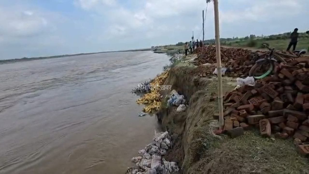 चंद घंटे और… नदी में समा जाता रास्ता! श्रावस्ती में 500 मजदूरों ने रातभर राप्ती से लड़ी जंग​