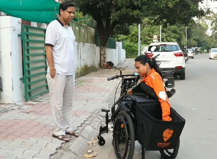 specially-abled-woman-vidya-kumari-does-job-in-swiggy-2