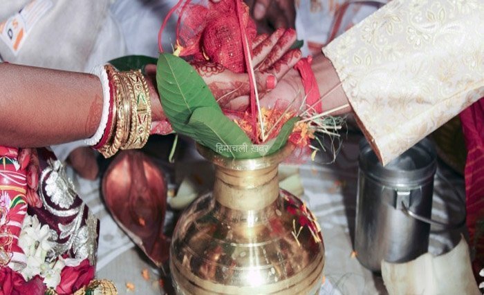 शादी के 1 घंटे बाद तलाक लेने कोर्ट पहुंचा कपल, कोर्ट ने सुनाई ऐसी अनोखी सजा उड़ गए तोते