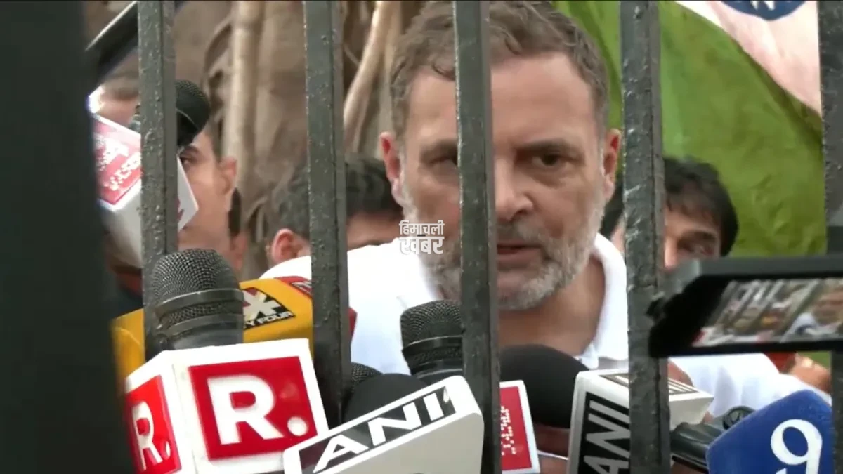 आकाशवाणी परिसर के अंदर राहुल गांधी- India TV Hindi